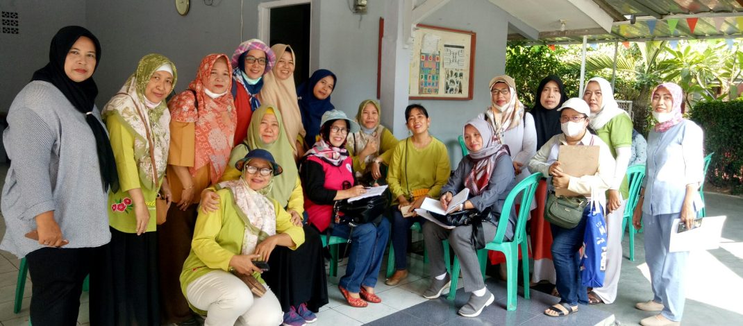 POKJA Sehat Kelurahan Sukamaju Cilodong Depok Menurunkan Juru Pemantau Jentik (jumantik) Untuk Memeriksa Tempat-tempat Yang Menjadi Bersarangnya Jentik Nyamuk.