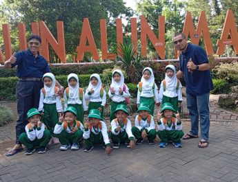 TK Muslimat NU 05 Gelar Kunjungan Edukasi ke Alun-Alun Kota Malang.