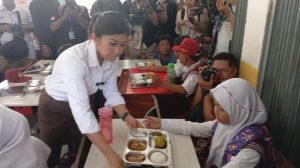 Peluncuran Program Makan Bergizi Gratis di Depok, Menteri Meutya Hafid Tinjau Langsung Dapur MBG