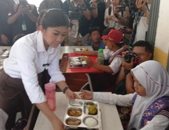 Peluncuran Program Makan Bergizi Gratis di Depok, Menteri Meutya Hafid Tinjau Langsung Dapur MBG