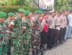 Kapolsek Sukmajaya Pimpin Apel Gelar Pasukan Gabungan untuk Pengamanan Malam Idul Fitri 2025