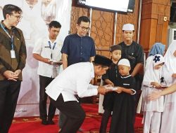 Wakil Wali Kota Candra Rachmansyah Santuni Anak Yatim Piatu di Masjid Balai Kota Depok.