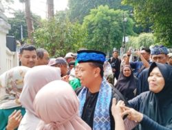 Wali Kota Depok Supian Suri Serahkan Simbolis Paket Operasi Pasar Bersubsidi di Sukmajaya Depok.