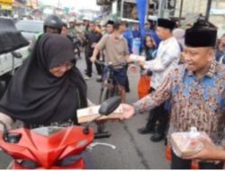Walikota Bagikan takjil Bersama DPC Partai Demokrat Depok: Pererat Silaturahmi dan Semangat Kebersamaan