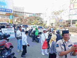 Majelis Taklim Balai Wartawan Kembali Gelar Jumat Berkah, Bagikan 250 Nasi Box di Jalan Margonda Kota Depok.