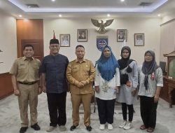 DKR Dampingi Orang Tua Siswa Yang Belum Dapat Sekolah Bertemu Walikota Depok