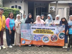 Mahasiswa dan ibu-ibu penggiat limbah sampah Kunjungi Bengkel Daur Ulang Plastik dalam Program Hibah PKM DAUR UPAH