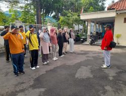 Lurah Sukamaju Ajak Staf Jalan Santai dan Blusukan Sapa Warga Sambil Pantau Lingkungan.