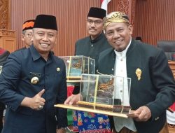 Penutupan Sidang DPRD Depok:  Bambang Sutopo Terima BK Award Kategori Anggota Fraksi Terbaik.