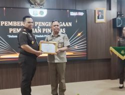 Kajari Depok Arif Budiman Meraih Penghargaan Pin Emas Menteri ATR/BPN
