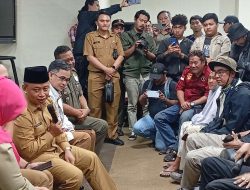 Warga Depok Unjuk Rasa di Balai Kota, Tuntut Pemkot Aktifkan Kembali BPJS PBI-JK