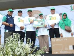 Guru Madrasah Raih Hadiah Umrah pada Jalan Santai Kebangsaan PCNU Kota Depok