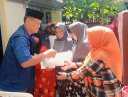 Roy Pangharapan Sekretaris Partai Nasdem Kota Depok Bagikan Bingkisan Lebaran 2026