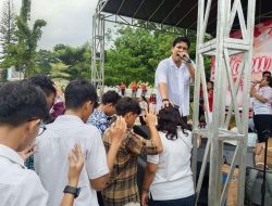 Paduan Suara SMA PSKD 7 Depok Meriahkan “Lagu Cinta untuk Depok”, Ratusan Jemaat Tetap Khusyuk Meski Diguyur Hujan
