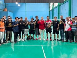Lurah Pondok Cina menutup Turnamen Badminton GOR SATAR Pondokcina.