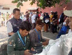 Penyaluran Bantuan Pangan di Kelurahan Sukamaju Berjalan Kondusif, Warga Antusias Terima 30 Kg Beras